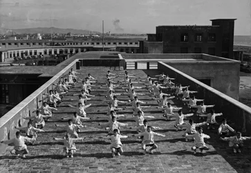 Villa Rosa Maltoni Mussolini: jovens estudantes exercitando (foto a p/b)