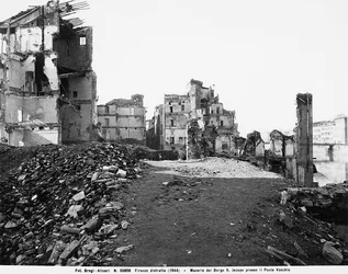 Segunda Guerra Mundial: Danos causados pelo atentado em Borgo San Jacopo, na Ponte Vecchio, em Florença. Esta fotografia fazia anteriormente parte da Colecção Brogi, mas agora pertence à Colecção Alinari (foto a p/b)