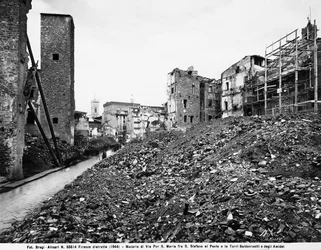Segunda Guerra Mundial: Vista dos escombros na Via Por Santa Maria entre Santo Stefano al Ponte e as Torres dos Baldovinetti e Amidei em Florença, após o bombardeamento. Esta fotografia fazia anteriormente parte da Colecção Brogi, mas agora pertence à cole