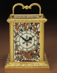 Relógio de carruagem, de um conjunto de mesa de quatro peças Napoleão III, marchetaria de Duvinage e Harinckouk, c.1877 (ormolu montado em marfim e madeira de frutas) (476432 e 476441)