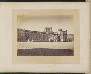 Palácio das Tulherias incendiado. Vista da Place du Carrousel.