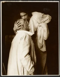 [Alphonse Mucha em traje com a filha Jaroslava como modelo para o cartaz, "De Forest Phonofilm" o primeiro "talkie" exibido no cinema Bio Adria (Praga), Zbiroh, Boémia].