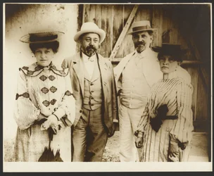 [Alphonse Mucha com as irmãs Ana e Andela e o marido de Andela, Jan Remunda, Rosice perto de Brno, Morávia]