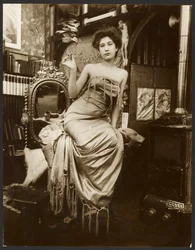 [Modelo feminino segurando um ramo de louro, Paris].