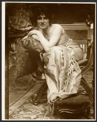 [Modelo feminino posando para o painel decorativo "Esmeralda", utilizado no início da década de 1930 para vários outros desenhos e pinturas, Paris]