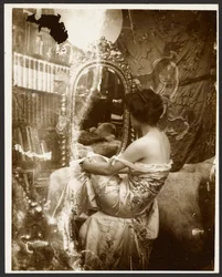 [Modelo feminino sentado em frente a um espelho, Paris].