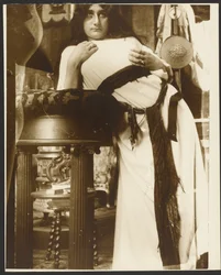 [Modelo feminino para ilustração de "Cloches de Noël et de Pâques", de Emil Gebhart, Paris].