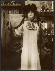 [Modelo feminino com um longo manto branco e um chapéu com fitas, Paris].