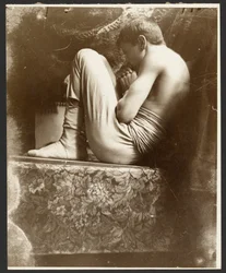 [Modelo masculino em posição fetal, Paris].