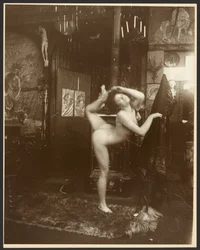 [Modelo feminino nu como bailarina, Paris].