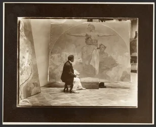 [Autorretrato de Alphonse Mucha a trabalhar na obra "Lunette, Through Strength to Liberty, Through Love to Unity!" para a Câmara Municipal de Praga]
