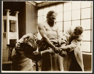 [Três modelos posando para o "Grupo Simbólico" no quadro "A Festa de São Vito em Rügan", do "Ciclo da Epopeia dos Eslavos, Zbiroh, Boémia"].