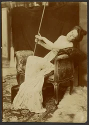 [Mulher a modelar num banco].