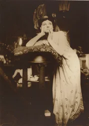 Modelo Feminino Vestindo uma Tiara, Paris, 1899 (estampa de gelatina em tons sépia)