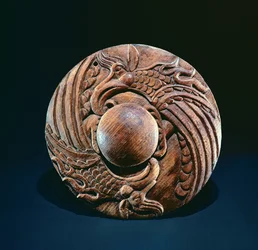 Roundel decorado com dois grifos, Altai nômade (madeira)