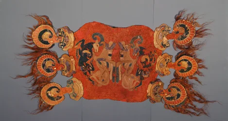 Capa de sela decorada com grifos atacando cabras montesas