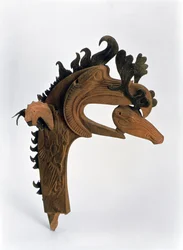 Terminal representando um grifo segurando um cervo em seu bico, dos túmulos de Pazyryk, século V aC (couro e madeira)