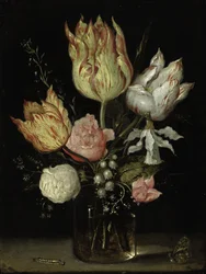 Natureza-morta de flores num vaso de vidro e uma lagarta e uma borboleta