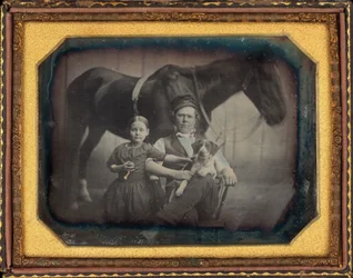 Retrato de um homem e de uma rapariga com cavalo e cão