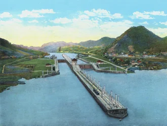 Vista aérea das eclusas de Pedro Miguel, Canal do Panamá (foto colorida)