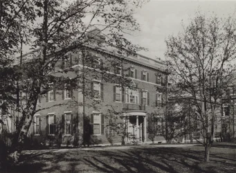 Universidade de Harvard: Residência do Presidente Lowell (foto a p/b)