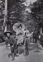 Meninas japonesas em jinrikshas (foto a p/b)