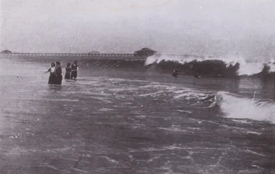Old Orchard Beach, Maine: O surf (foto a p/b)