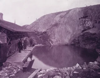 A piscina em Banff Hot Springs, América Britânica (foto a p/b)