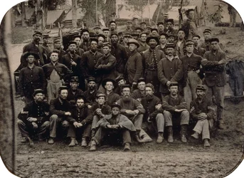 Uma empresa completa de Bluecoats em Winter Quarters, c.1861-1865