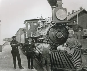 Um trem de carga da ferrovia do Pacífico Central com tripulação na cidade de Mill, Nevada