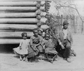 Homem afro-americano com filhos perto de Thomasville, Geórgia