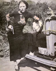 Bonnie Parker a posar de «durona» com uma pistola e um charuto, c. 1934