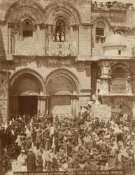 Igreja do Santo Sepulcro, em Jerusalém, com o pátio cheio de peregrinos reunidos para a Páscoa, 1898-1911
