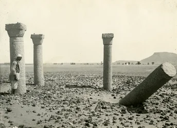 Colunas da Igreja Copta, vista de oeste, ilha Sai, Egito, fotografia de Breasted, Instituto Oriental, Universidade de Chicago, cerca de 1920