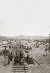 Construção em 1869 das Ferrovias do Pacífico Central - Nevada - Trabalhadores construindo as linhas ferroviárias da Companhia do Pacífico Central para construir a primeira ferrovia transcontinental da América do Norte. (Companhia Ferroviária do Pacífico Ce