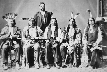 Delegação de chefes Sioux, liderada por Red Cloud (1822-1909) em Washington D.C. para ver o Presidente Ulysses S. Grant (1822-85) em 1870 (foto a p/b)