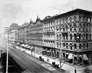 Lado leste da State Street olhando para o norte da Madison Street, Chicago, c.1878