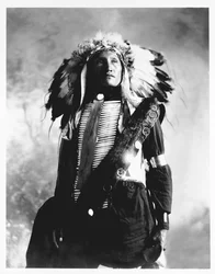 Eddie Plenty Holes, um índio Sioux, c. 1900