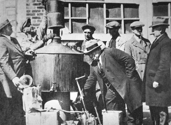 Agentes federais americanos descobrem um álcool ilegal ainda durante a Proibição Americana (1920-33) (foto a p/b)