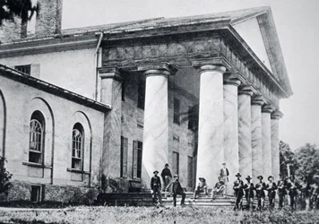 Tropas federais ocupando a mansão de Robert E. Lee, Casa de Arlington (foto a p/b)
