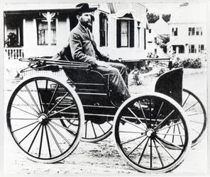 Primeiro automóvel americano, desenhado e construído por Charles e Frank Duryea
