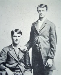 Frank (1843-1915) e Jesse James (1847-82) c.1870 (foto a p/b)
