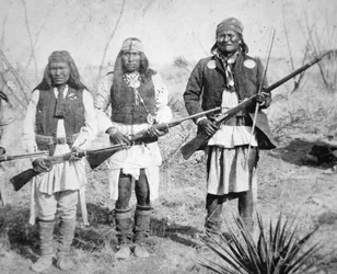 Gerónimo e três dos seus guerreiros apaches