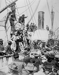 Os prospectores esperançosos deixam Vancouver durante a Corrida do Ouro Klondike (1897-98) 1898 (foto a p/b)