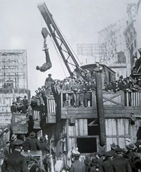 Houdini escapando de uma camisa de força enquanto suspenso de uma grua em Nova York (foto a p/b)