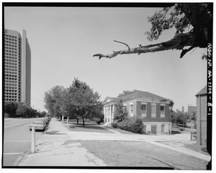 No contexto, do sul voltado para o norte, ao longo da Luckie Street. - Clark Howell Homes, Anne Wallace Branch Carnegie Library, 538 Luckie Street, Atlanta, Fulton County, GA (foto a p/b)