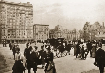 Em frente ao Plaza Hotel, em Nova York, 1896