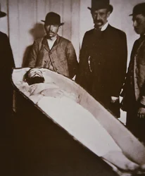 Jesse James no seu caixão após ter sido morto a tiro em 1882 (foto a p/b)