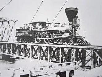 Locomotiva das Ferrovias Militares dos EUA (Exército da União) atravessando a ponte de cavalete sobre o rio Potomac (foto a p/b)