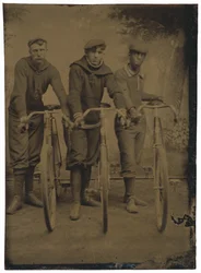 Marshall Walters "Major" Taylor e corredores de bicicleta, c. 1899 (foto)